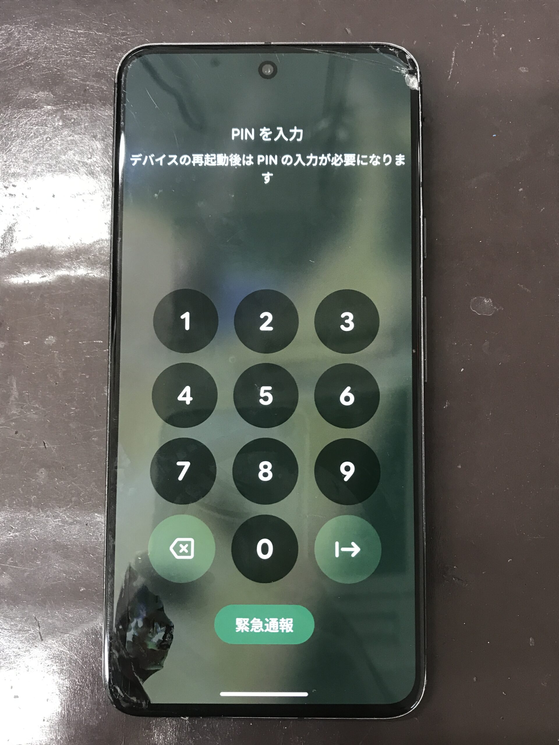 Google Pixel 8の画面割れと左下の液漏れが発生している状態