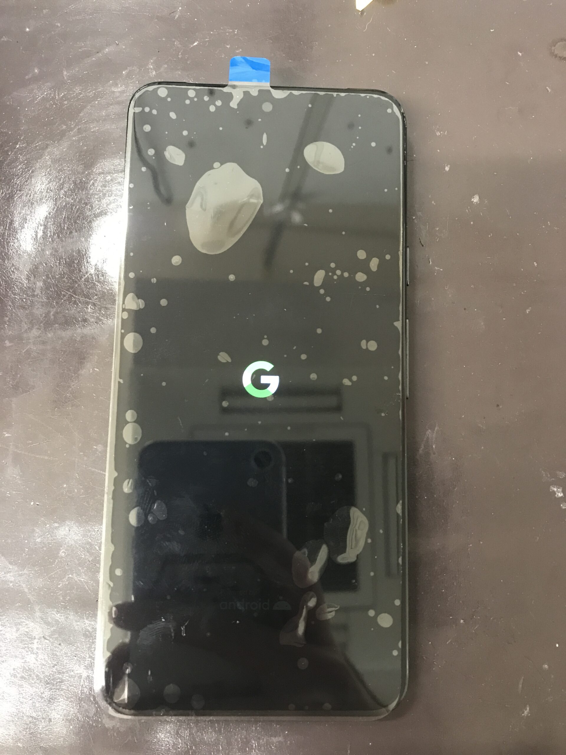 Google Pixel 8の新しい画面を仮付けして動作確認している様子