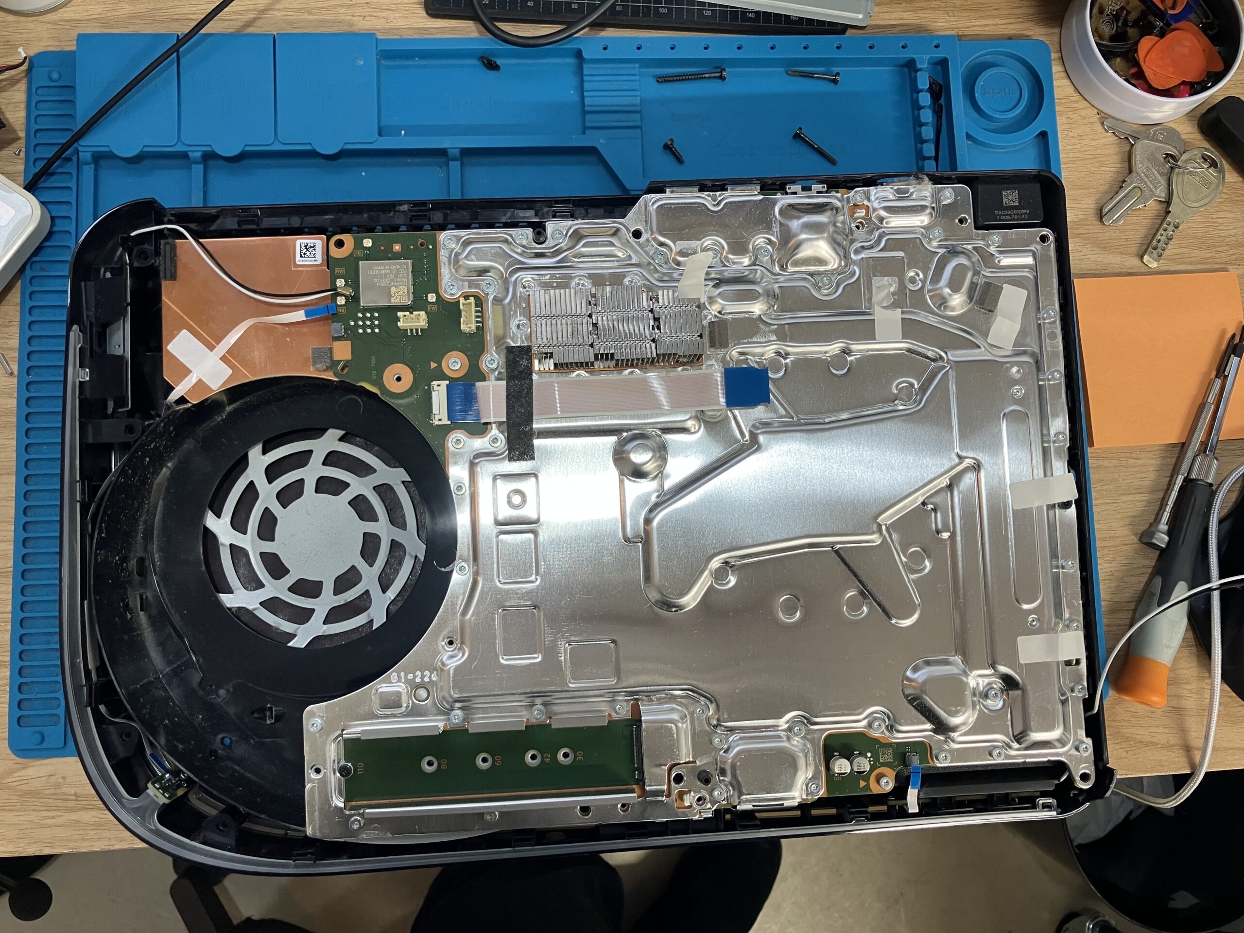 PS5 HDMI端子交換修理のため分解している様子