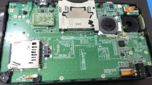 3DSLLを分解してスライドパッドを取り外している様子