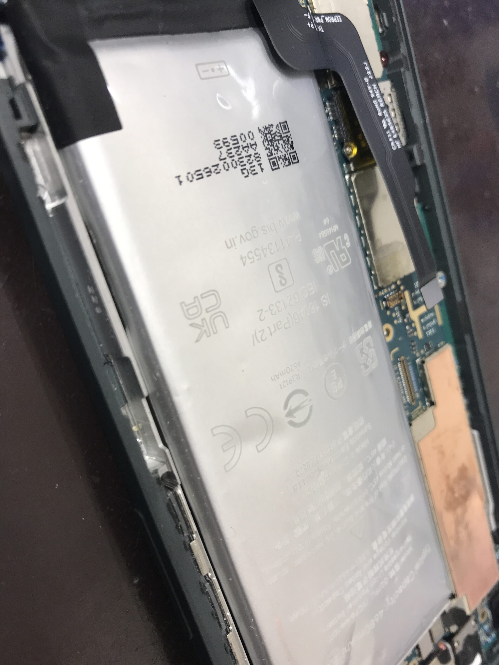 Google Pixel 5aを分解し膨張したバッテリーを取り外した様子