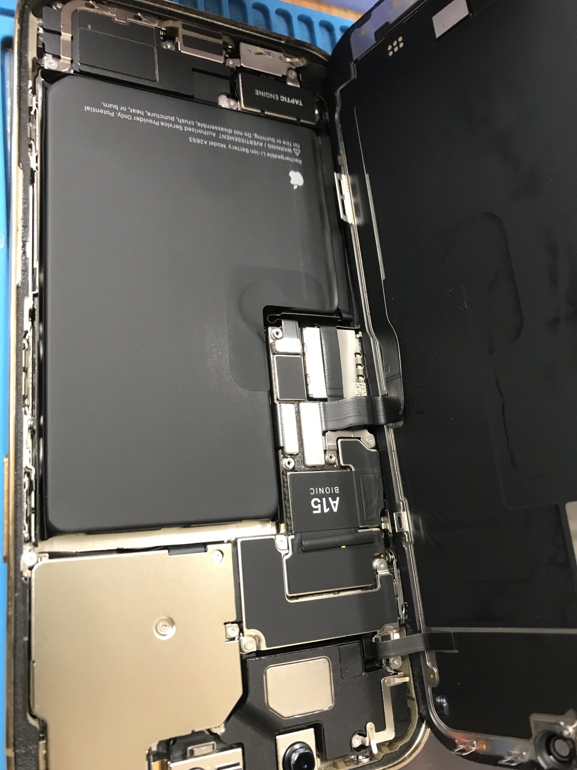 iPhone13 Pro Maxを分解してバッテリー交換を行う様子