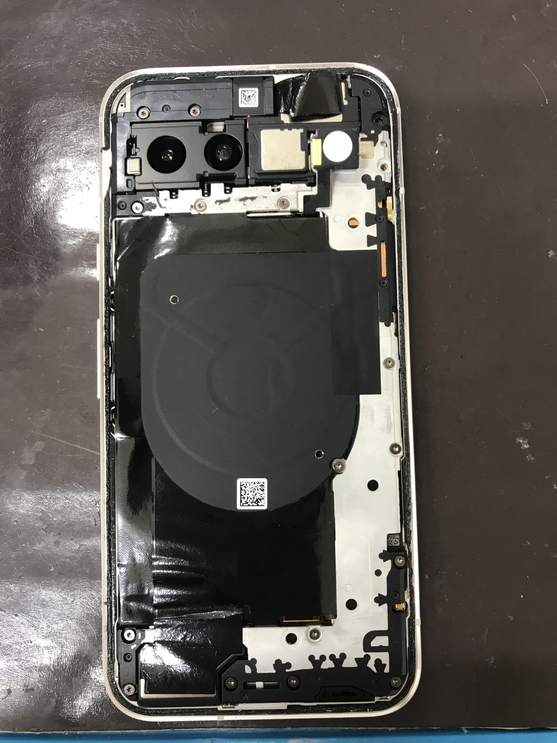 Pixel8aを分解してバッテリー交換作業を行う様子