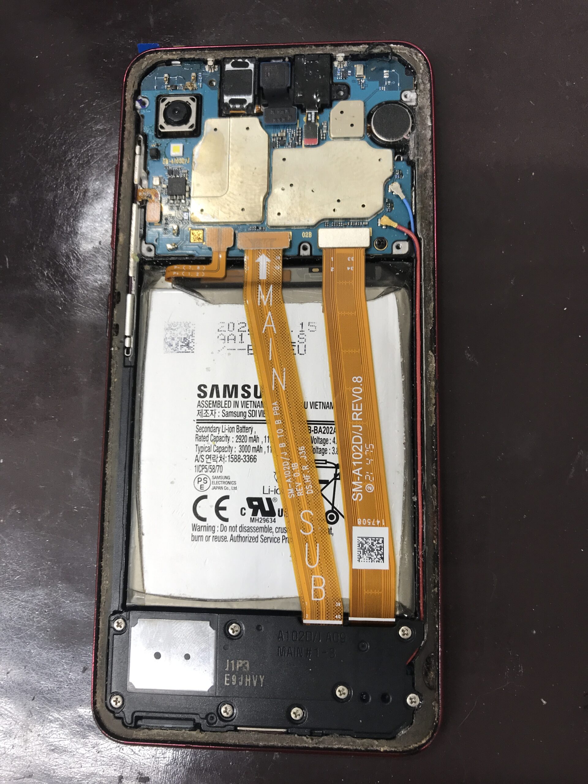 Galaxy A20の画面交換修理で分解している様子