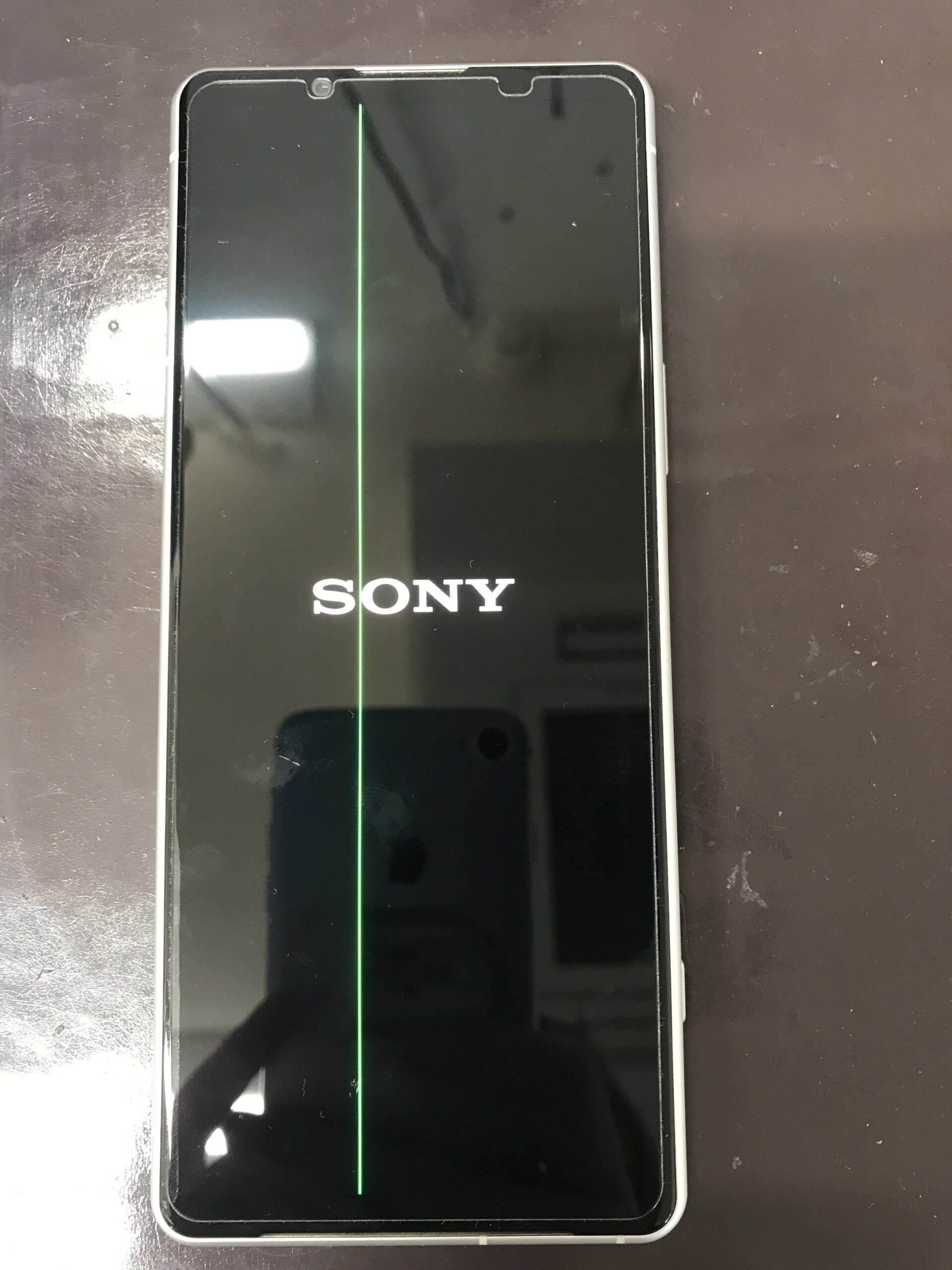Xperia 5 IVの画面中央に緑色の縦線が表示されている状態
