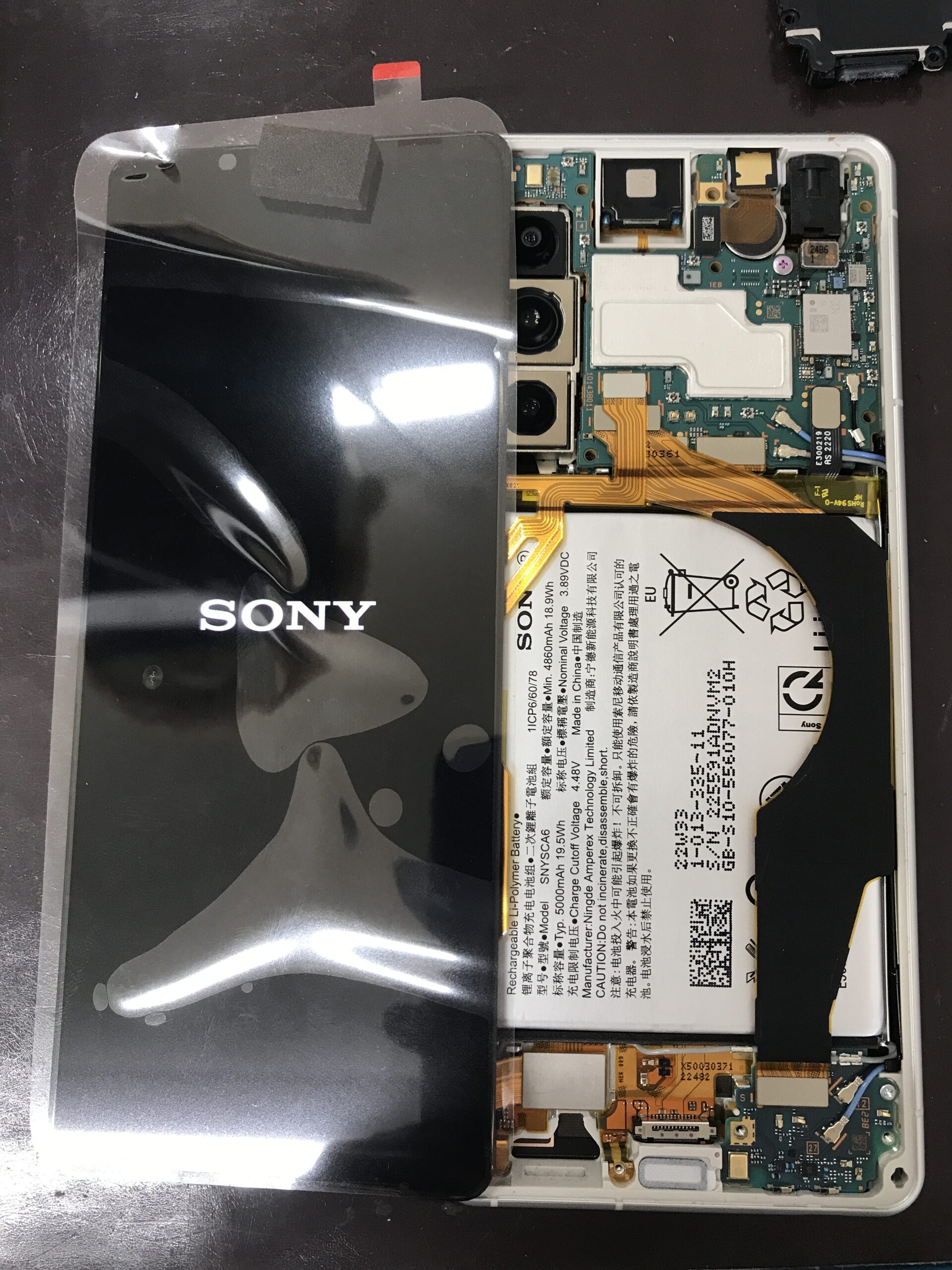 Xperia 5 IVを分解して画面交換作業を行っている様子