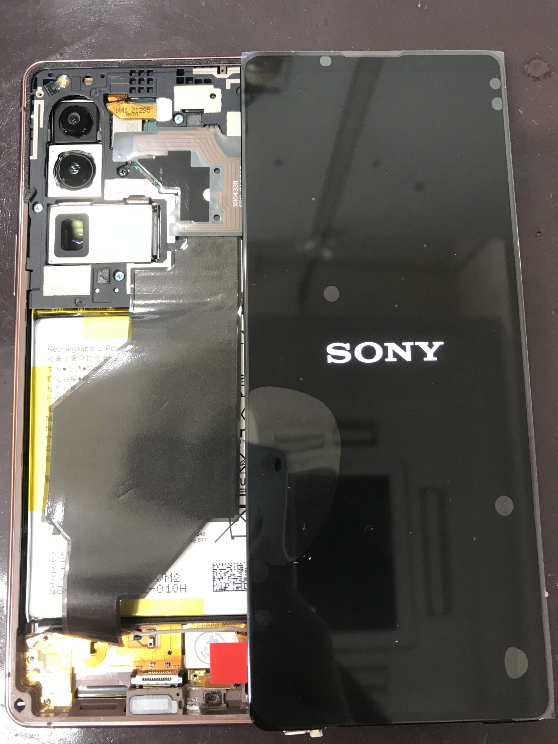 Xperia 5 IIIの画面交換仮付け動作確認中の様子