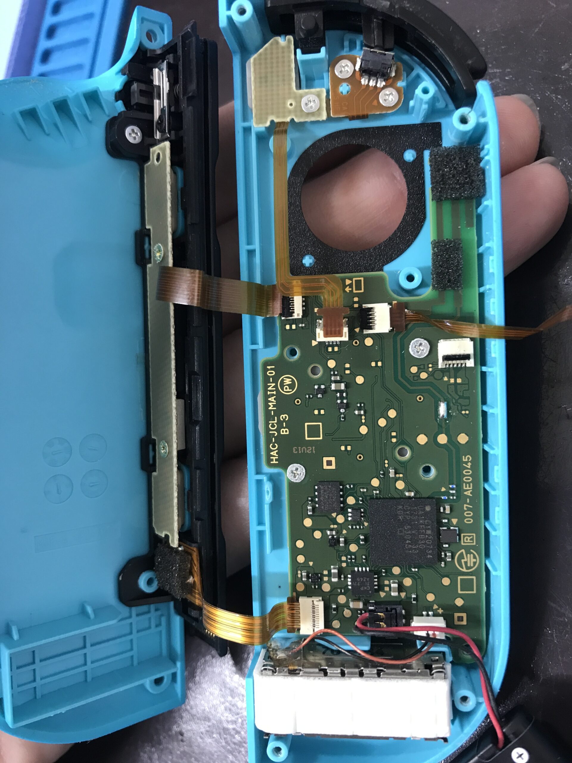 Switchジョイコンを分解してスティック交換を行う様子