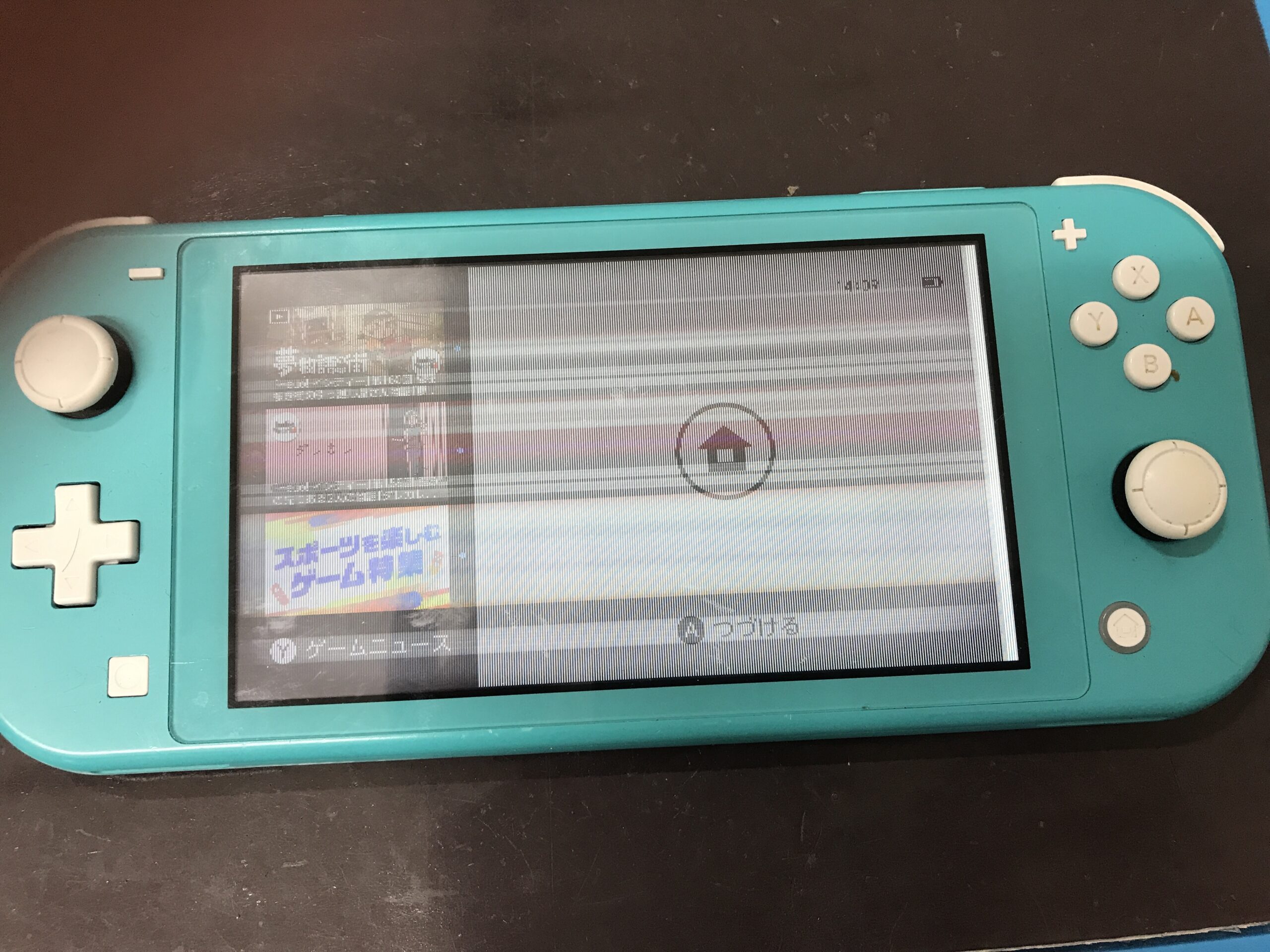 Switch Liteの液晶に縦線が発生している修理前の状態