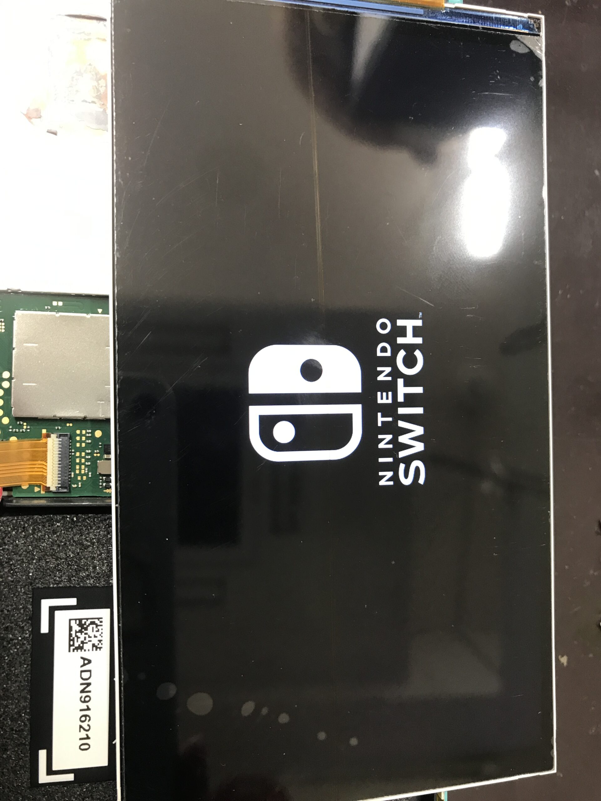 Switch Lite液晶交換時の仮付け動作確認の様子
