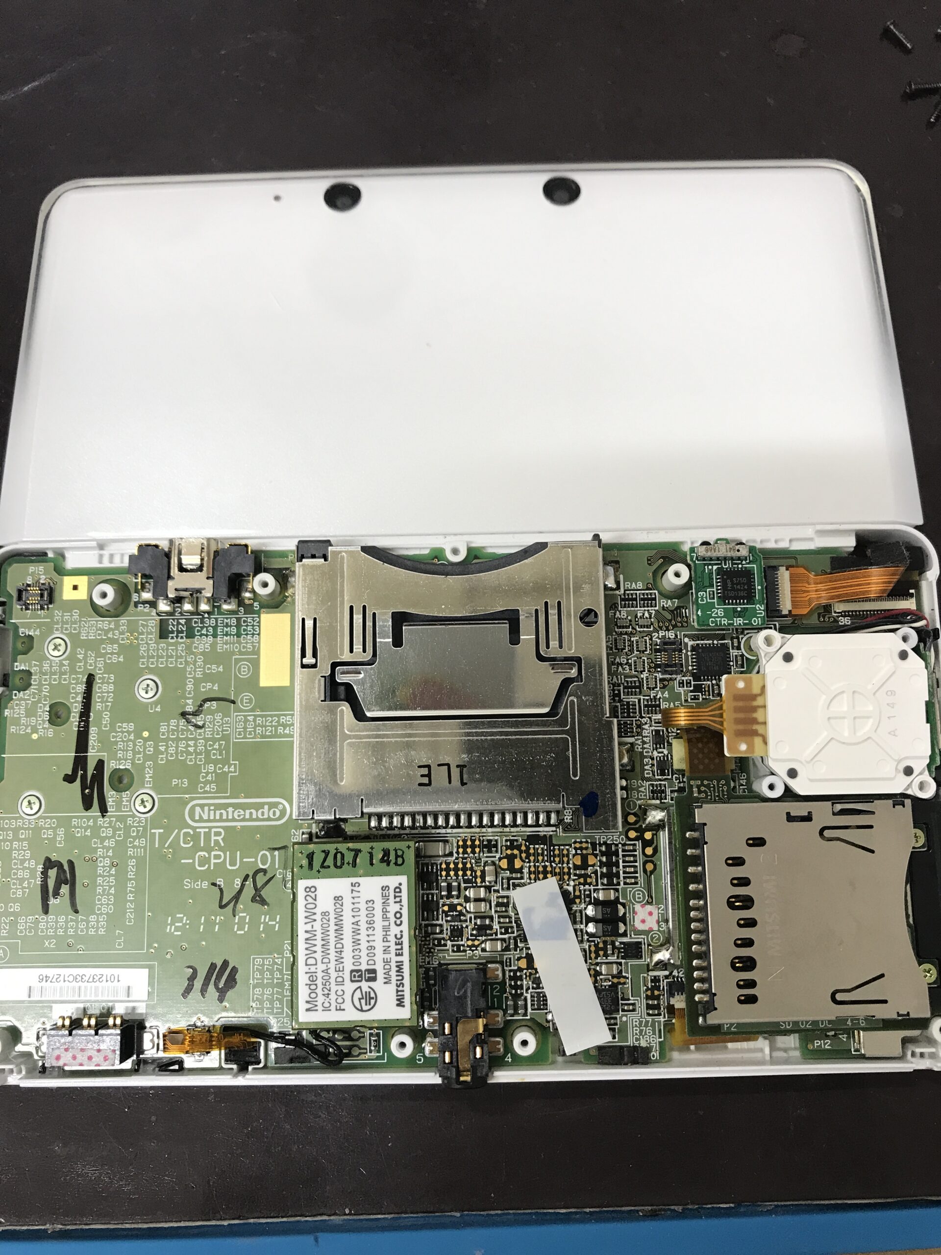 3DSを分解して下液晶交換を行っている様子