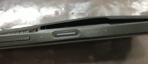 Zenfone9のバッテリー膨張で背面パネルが浮いている状態
