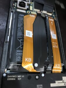Zenfone9を分解してバッテリー交換を行っている様子