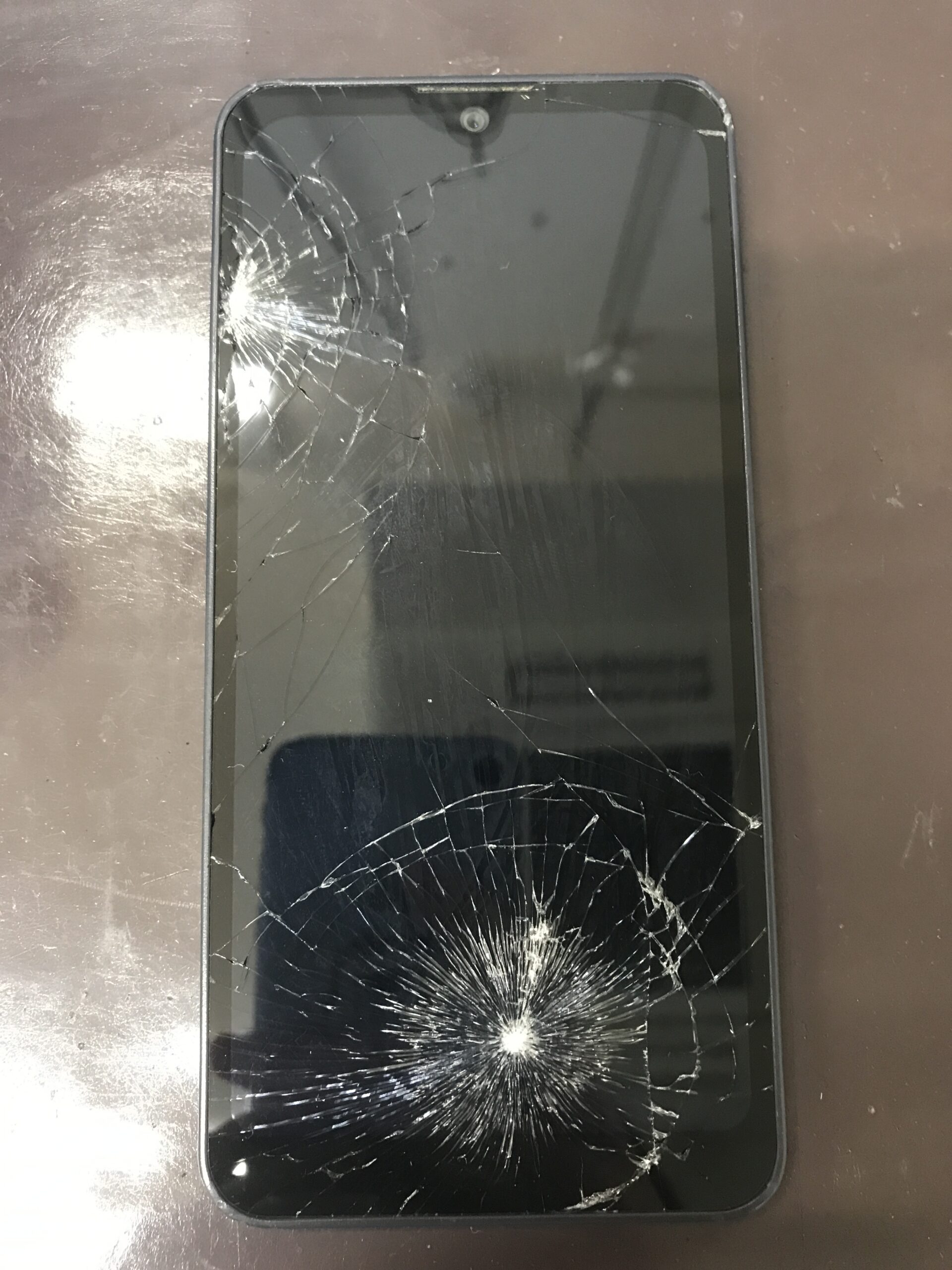 液晶が割れたAQUOS wish3の修理前の状態