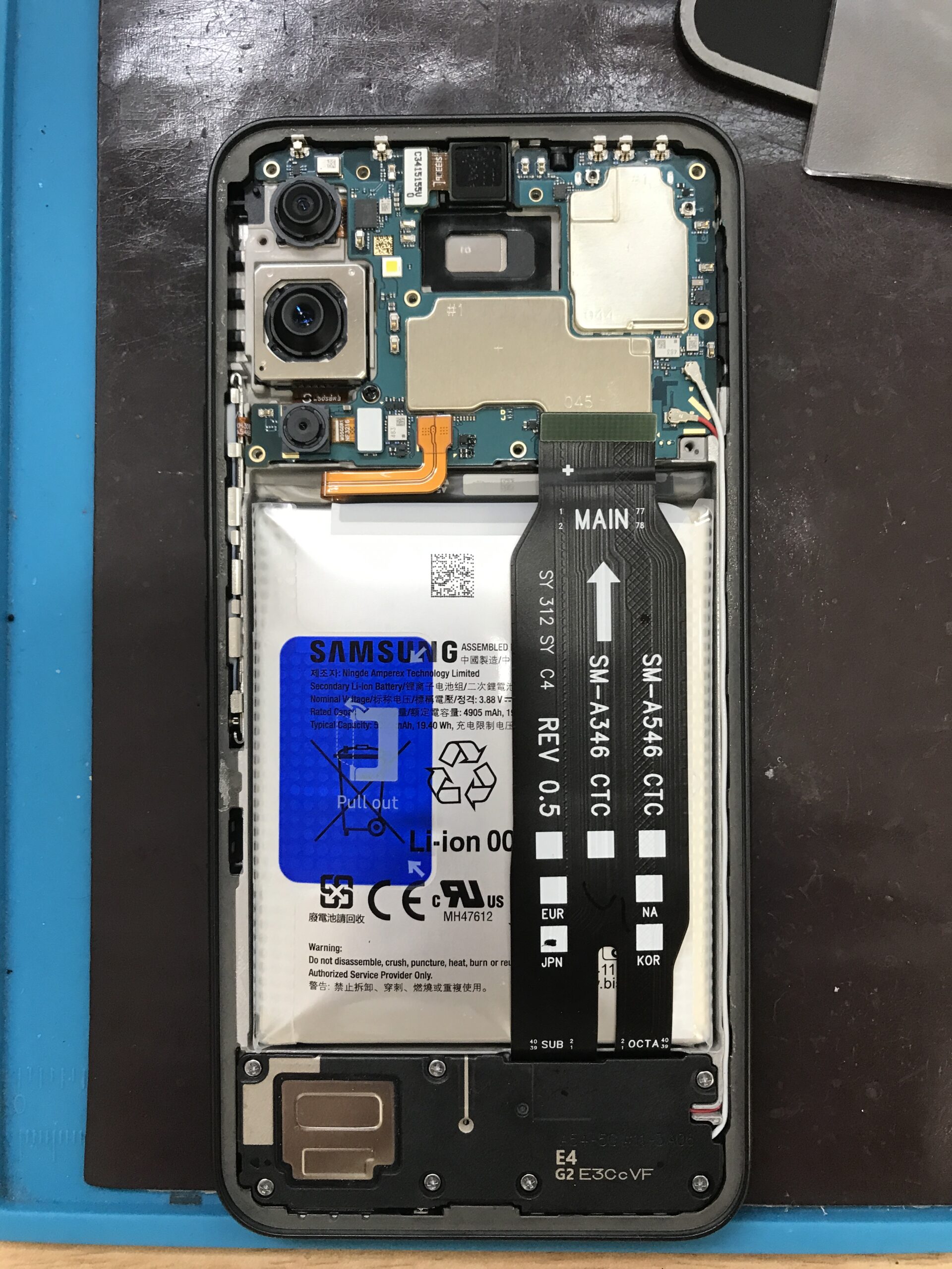 Galaxy A54 5Gを分解して膨張したバッテリーを取り外す作業