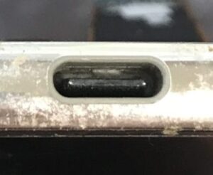 Galaxy S20の充電口にほこりが詰まり充電器を挿し込めない状態