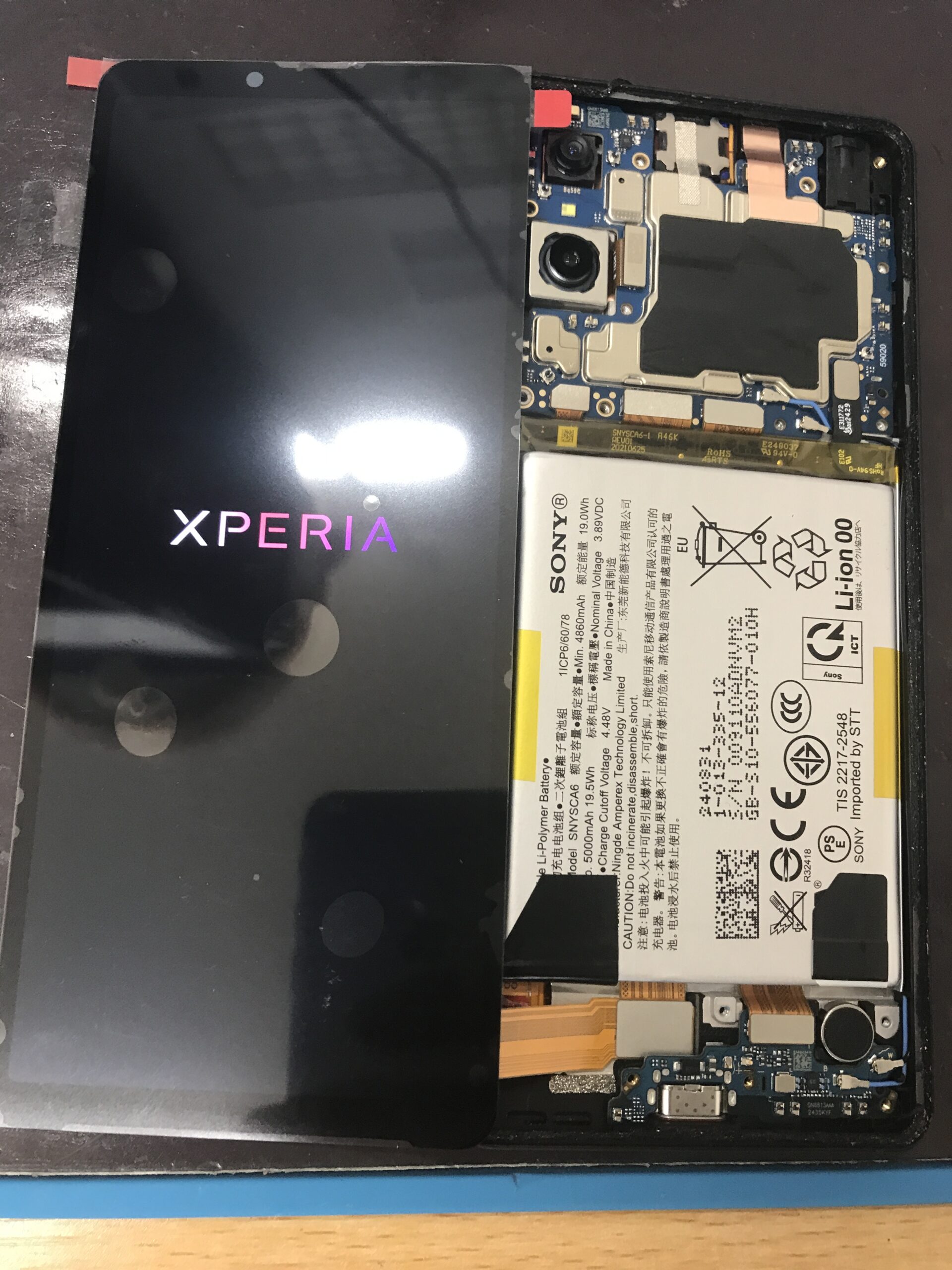 Xperia 10 VIの画面交換作業中の様子