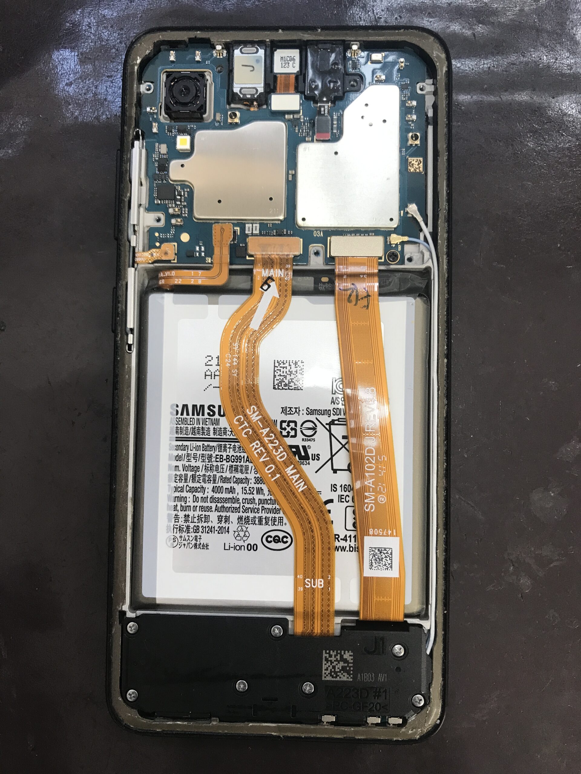 Galaxy A22を分解してバッテリー交換作業を行う様子