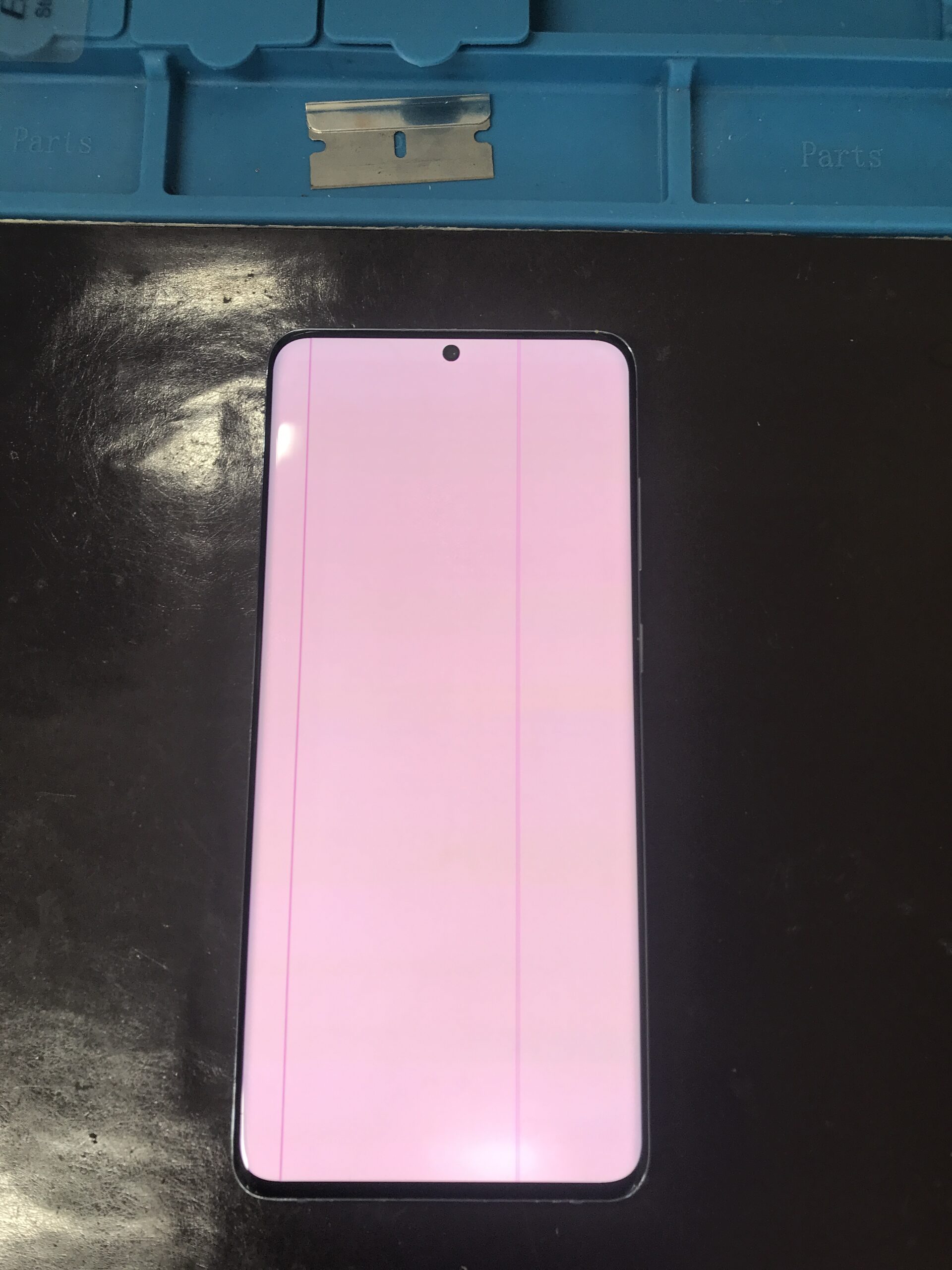 Galaxy S20+の画面に緑色のノイズが表示された修理前の状態