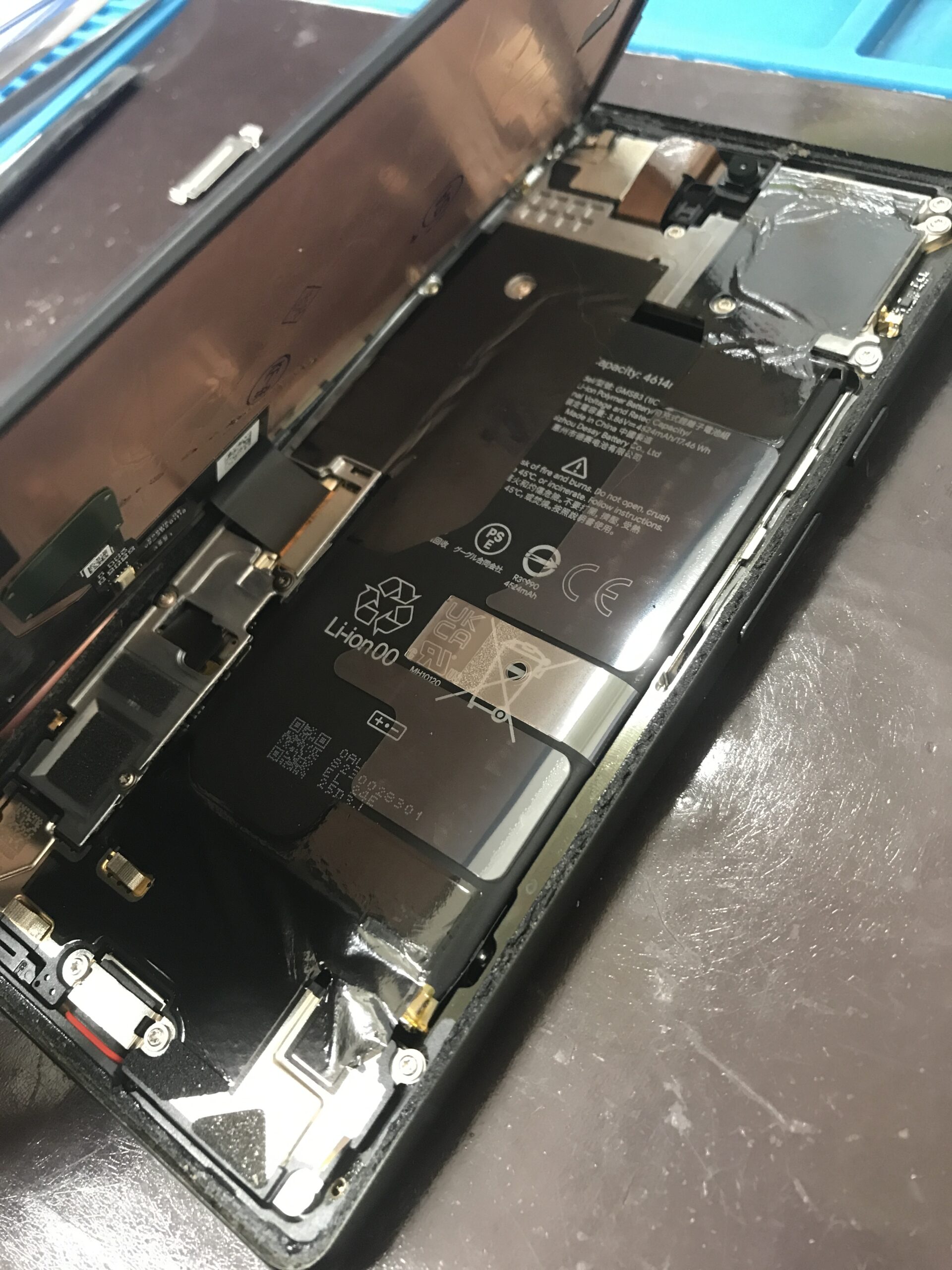 Pixel6を分解して液晶交換を行っている様子