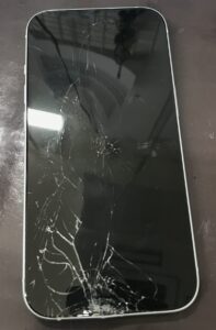 車に轢かれ画面が割れて真っ暗になったiPhone15