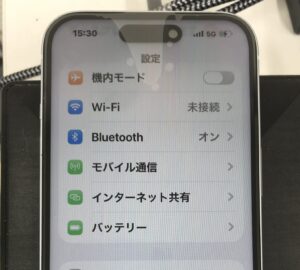 iPhone15の画面交換後に映像表示と充電マークが確認できた状態