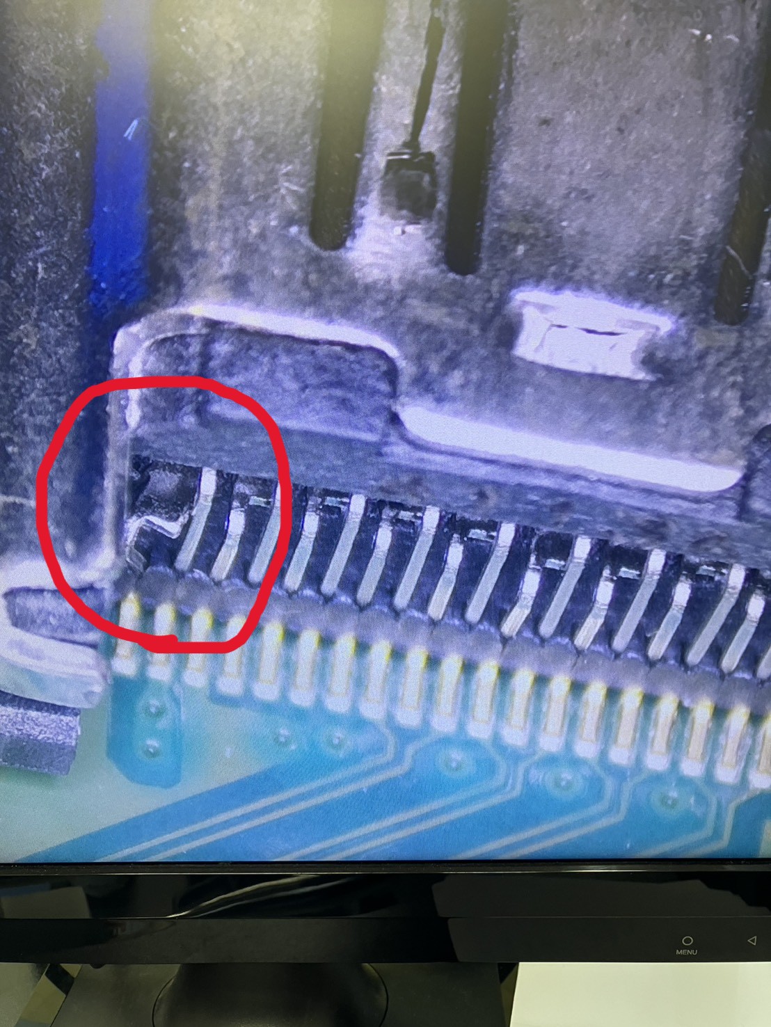 変形したPS4のHDMI端子