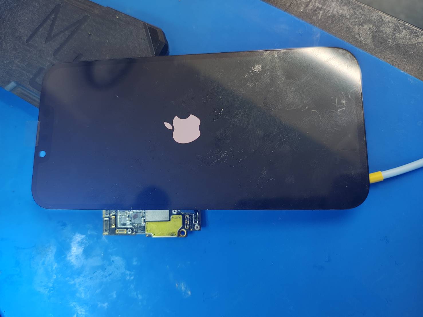 上基板のみで画面表示を確認したiPhone13 Pro