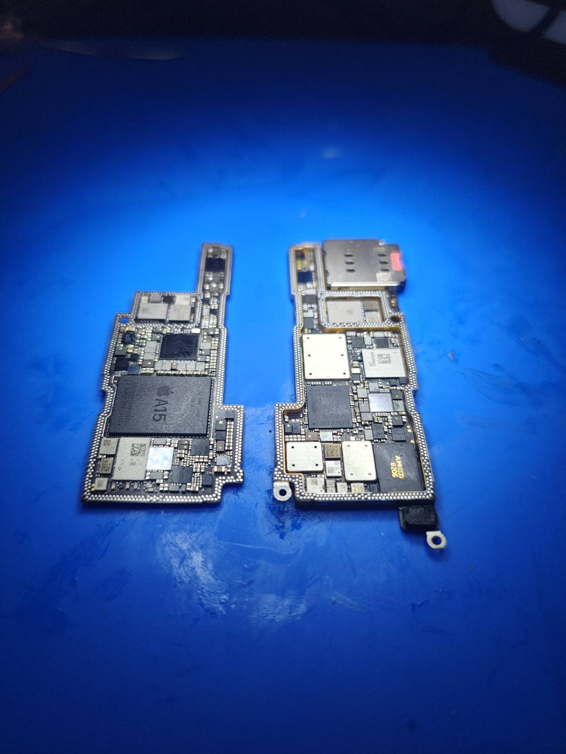 iPhone13 Proの上下2層基板を分離した状態