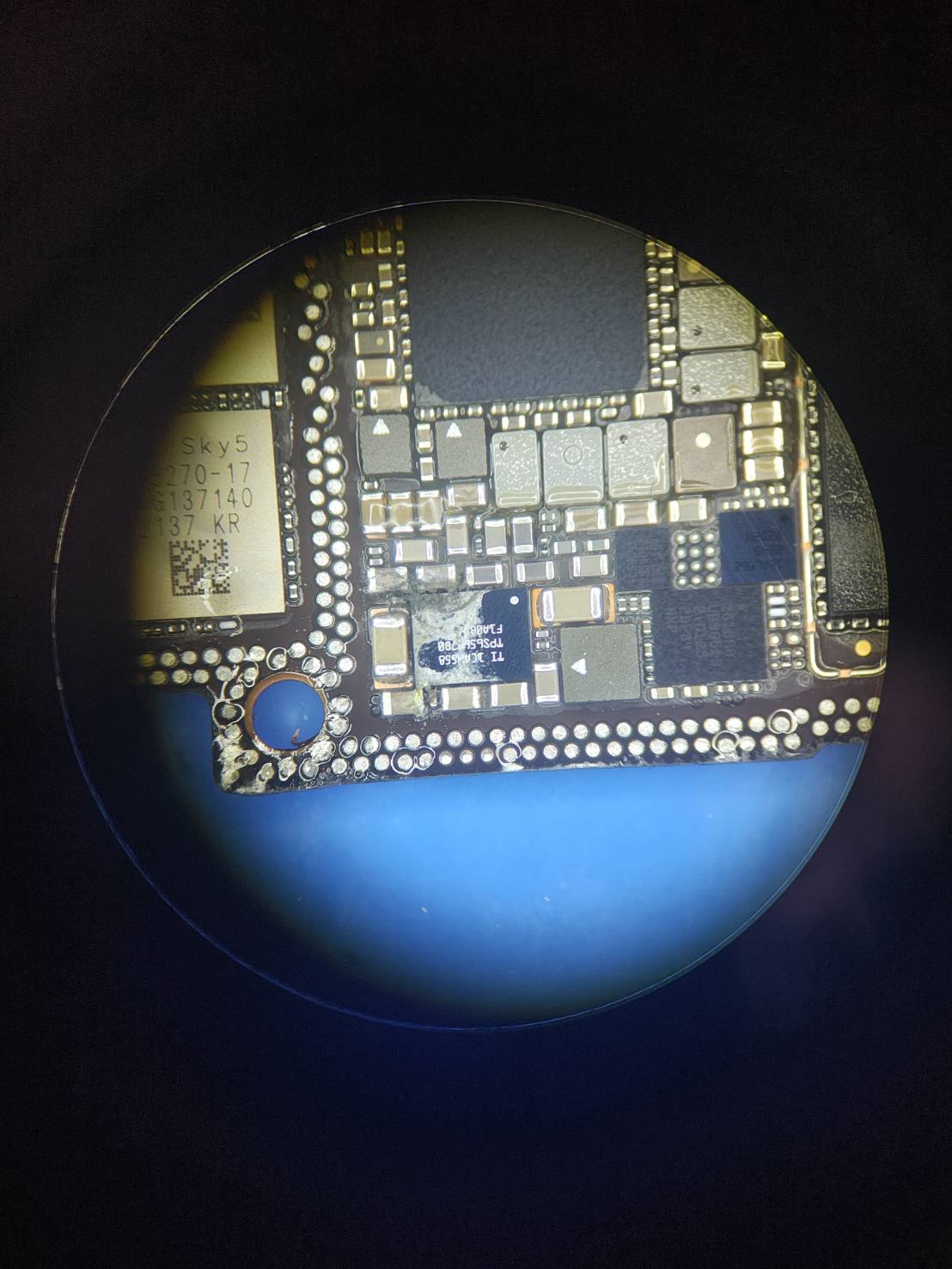 iPhone13 Pro 上基板ディスプレイIC周辺の腐食