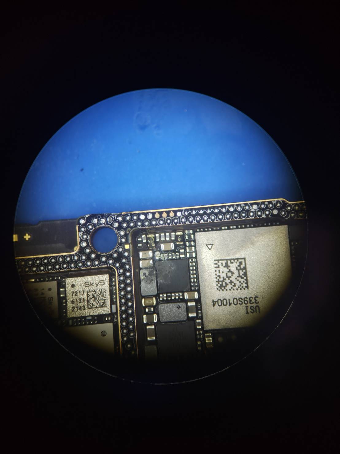 iPhone13 Pro 下基板ディスプレイIC裏側の腐食