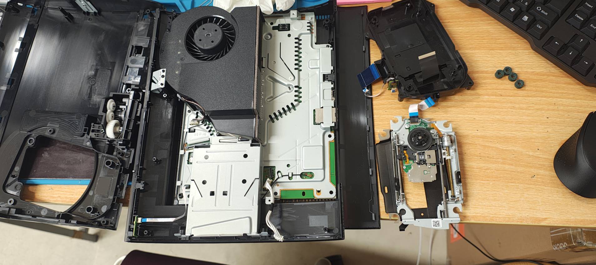 PS3 ディスクドライブを取り外した修理中の様子