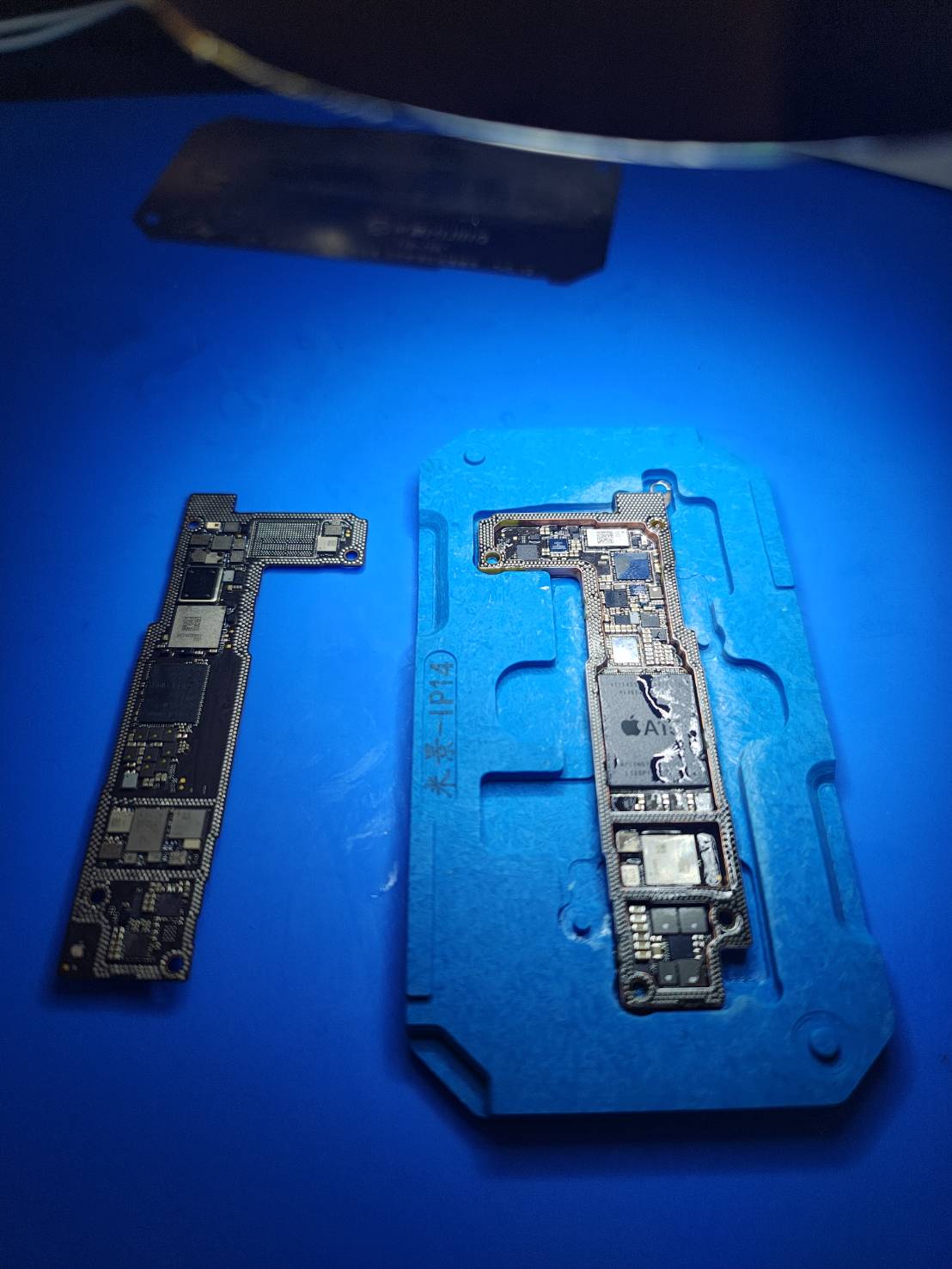 iPhone14基板修理で上下に分離した2層ロジックボード