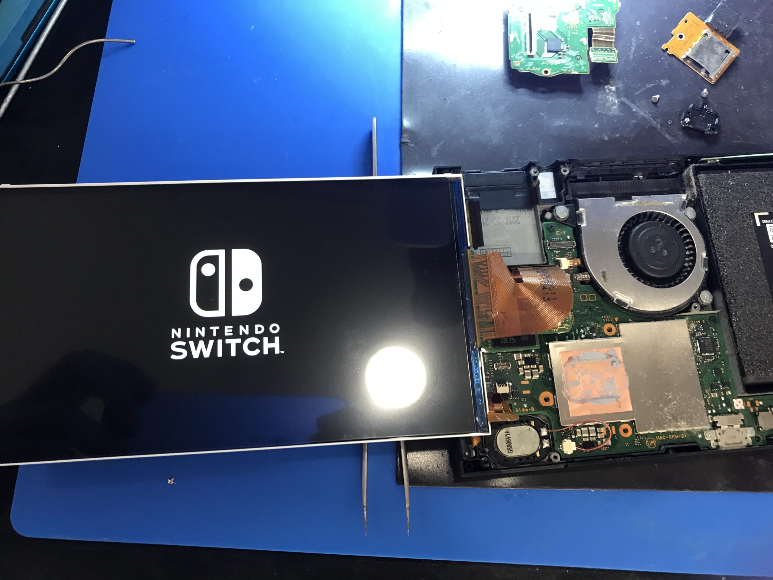Switchの液晶を仮付けして正常な画面表示を確認している状態