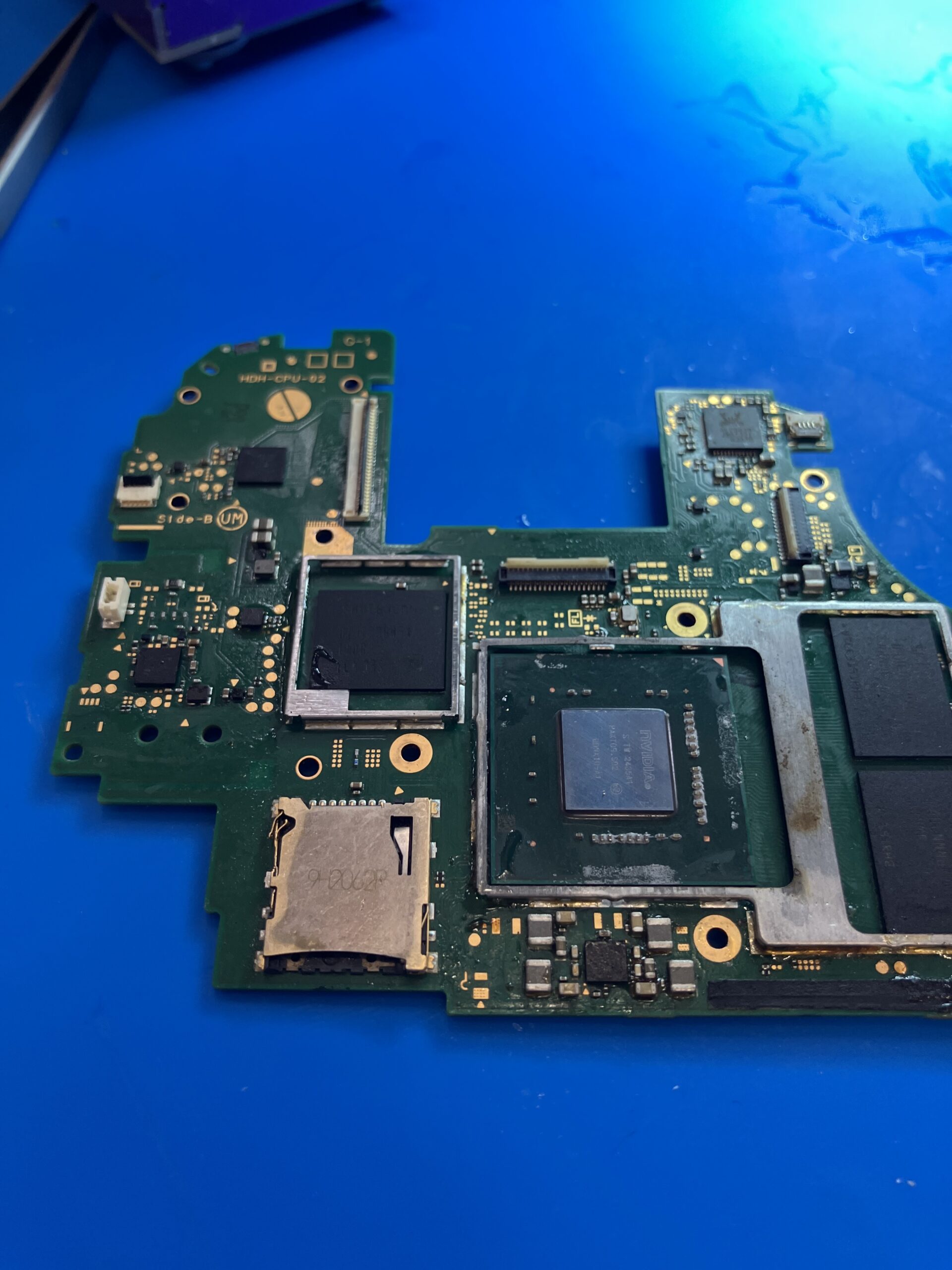 Switch LiteのCPUとNANDフラッシュをドナー基板へ移植した状態