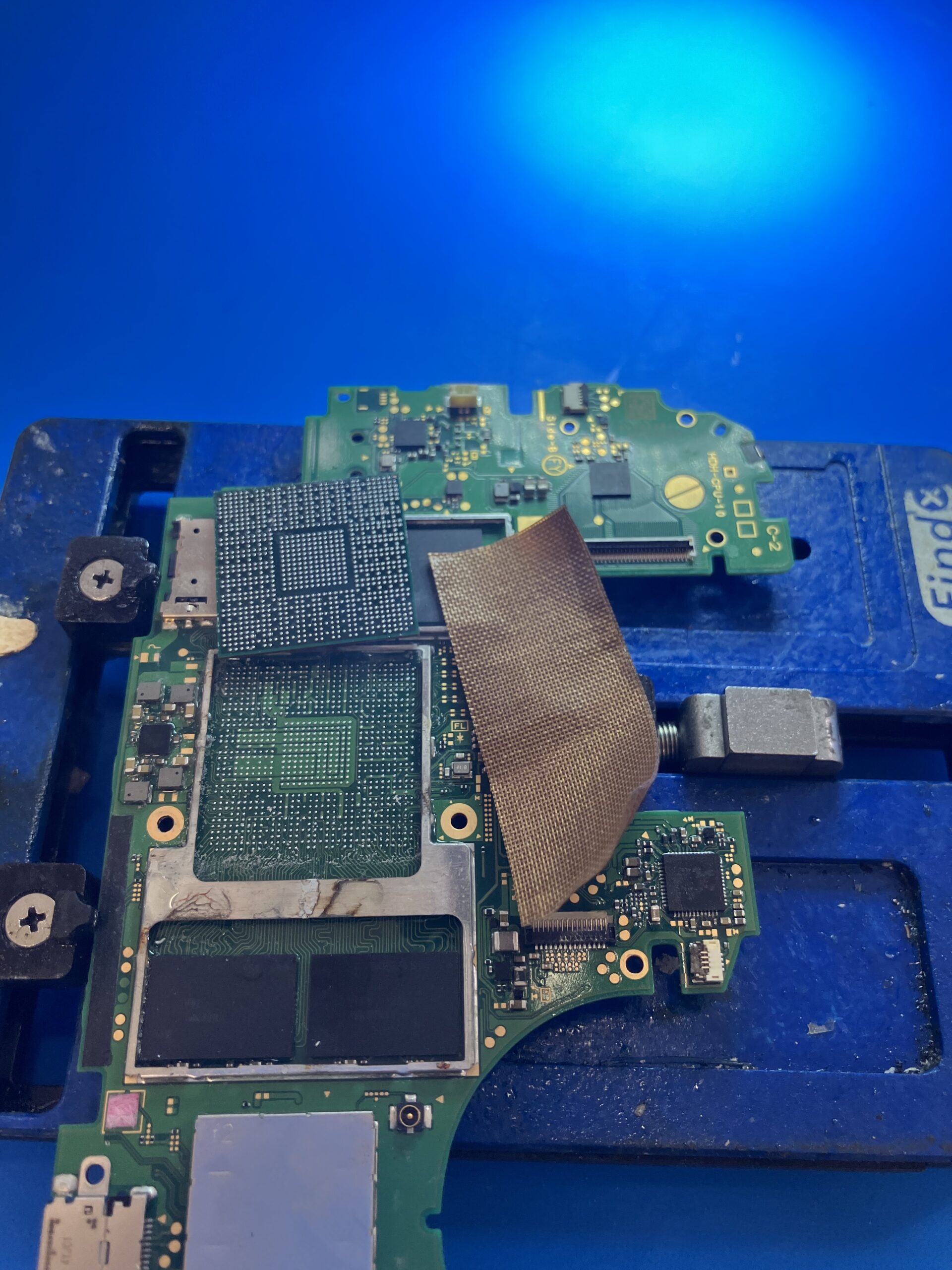 水没したSwitch Lite基板からCPUを取り外した状態