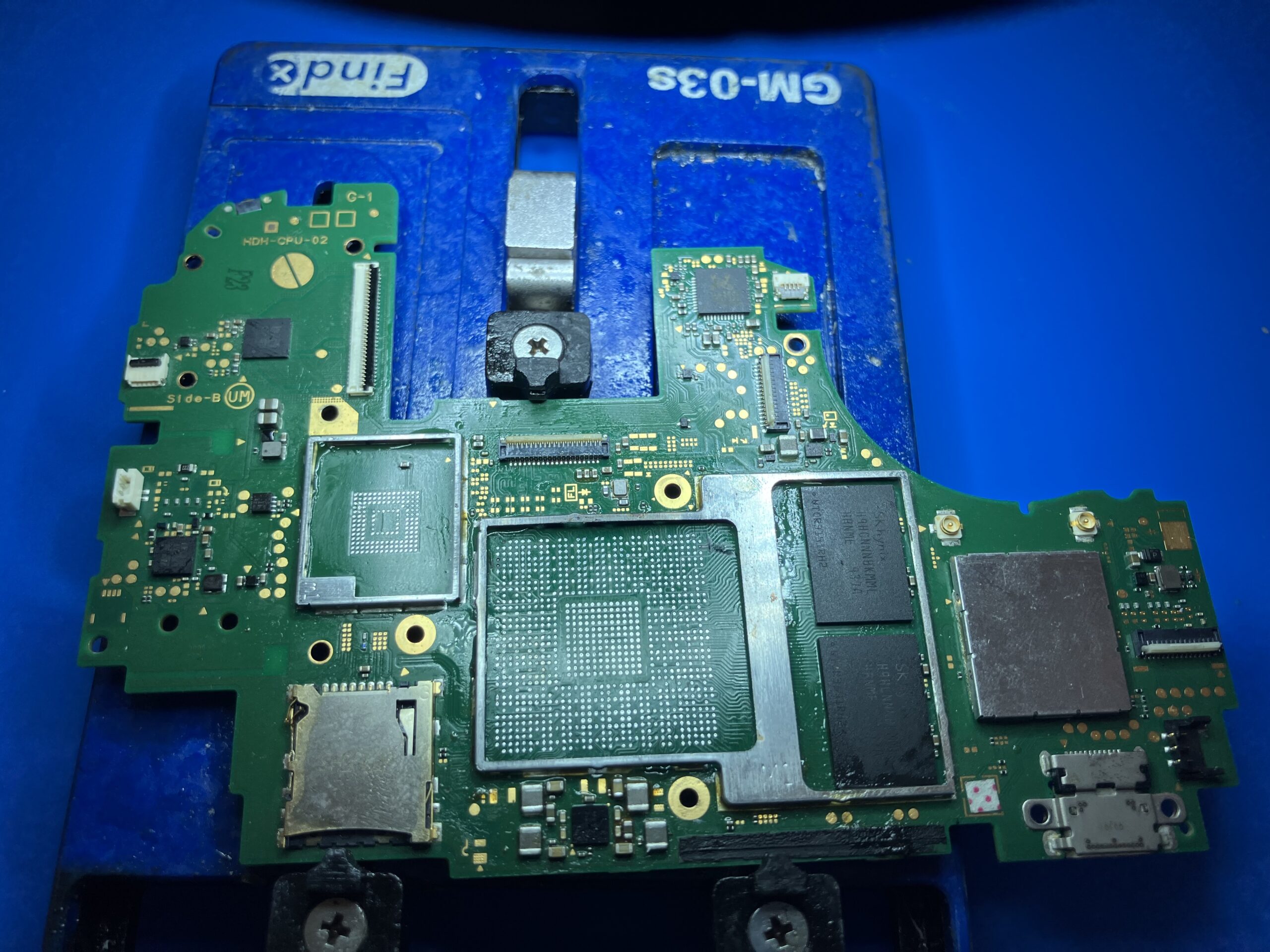 CPUとNANDを取り外して移植準備をしたSwitch Liteドナー基板