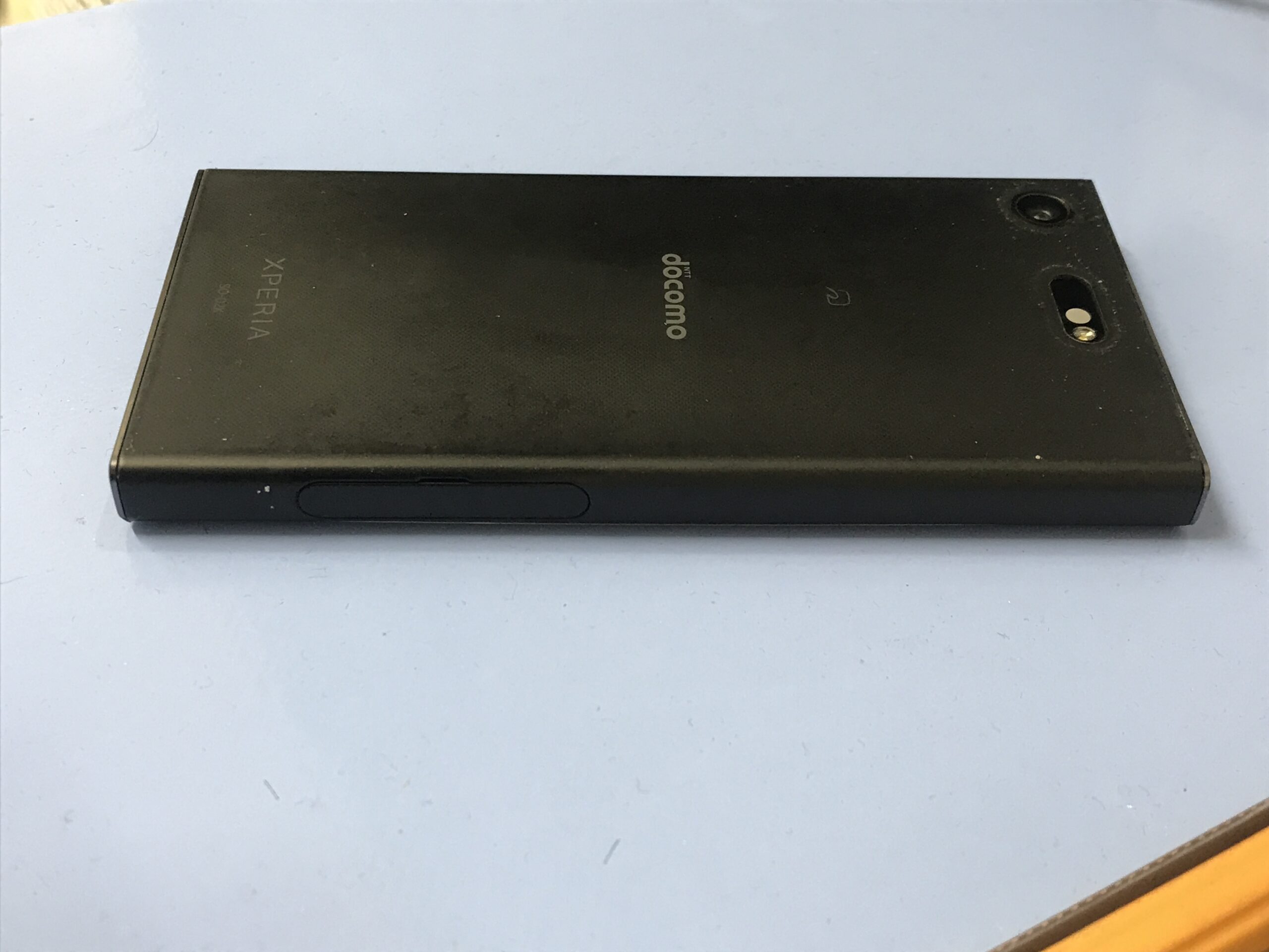 バッテリー膨張で背面が浮いたXperia XZ1 Compact