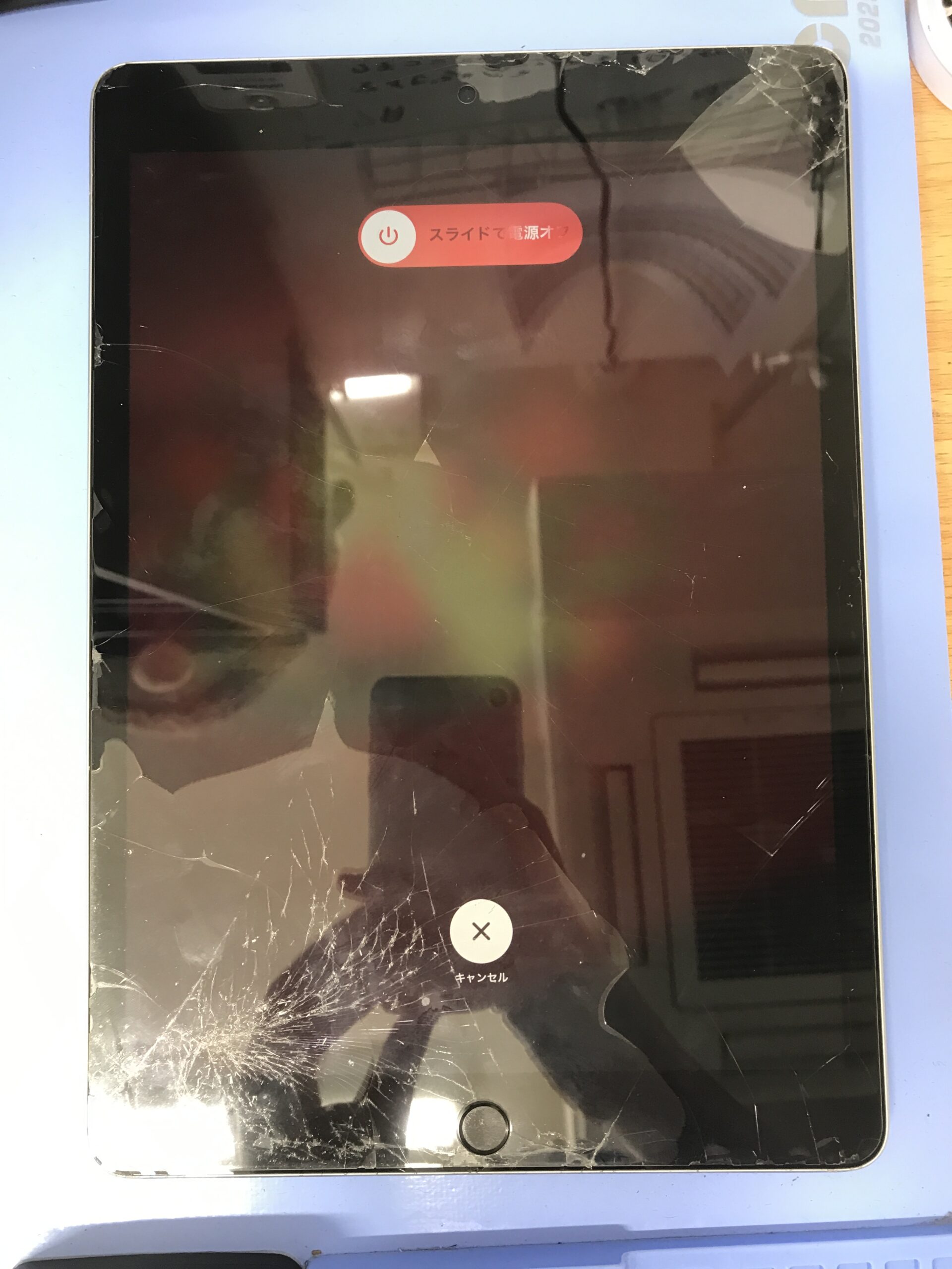 iPad9のフロントパネルが割れた修理前の状態