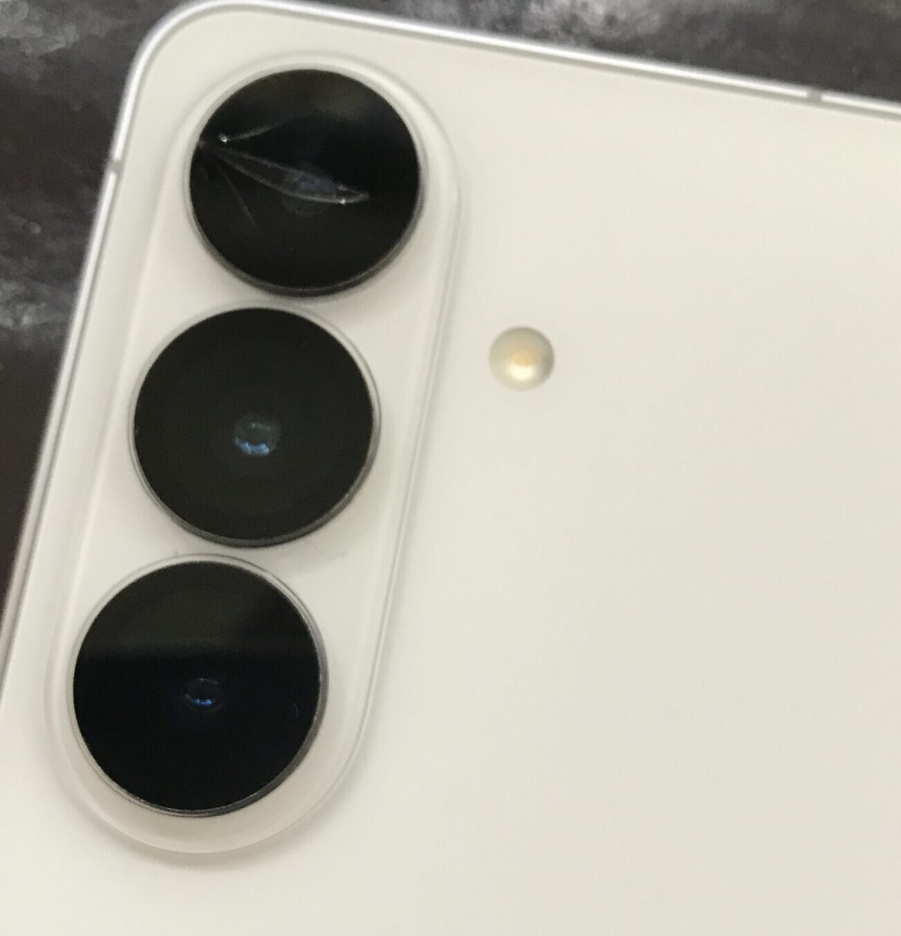 ヒビが入ったGalaxy S26の一番上のバックカメラレンズ