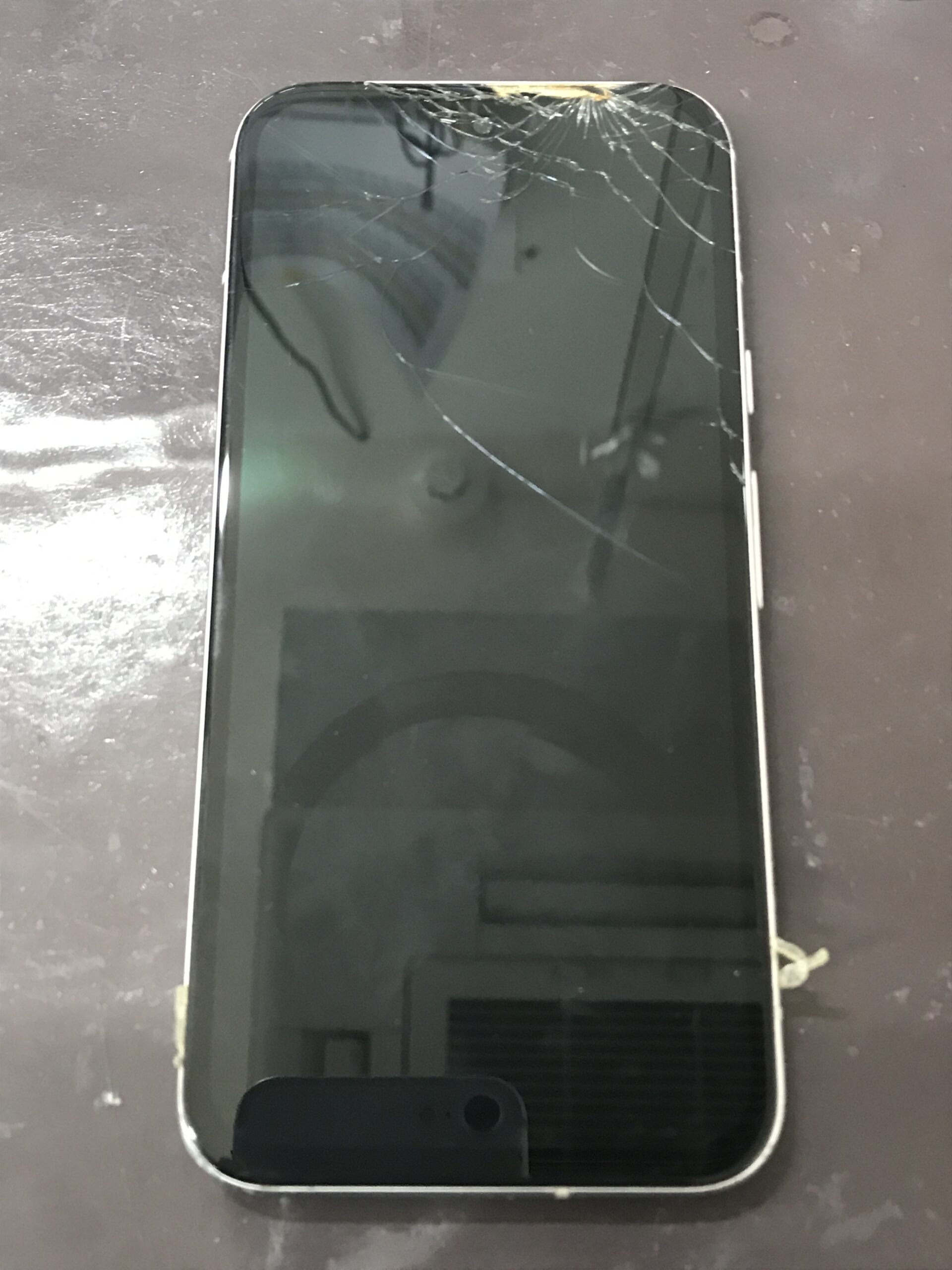 Google Pixel 8a 修理前の画面割れと表示不良