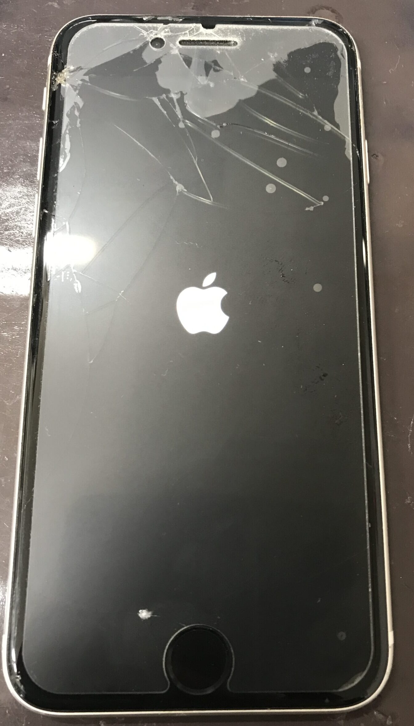 画面にヒビが入り、ホームボタンが反応しないiPhoneSE3の修理前の状態