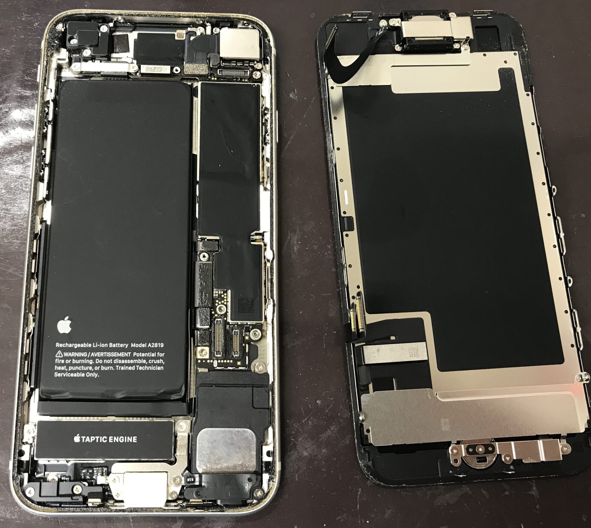 液晶と本体を分離しているiPhoneSE3の分解中の状態