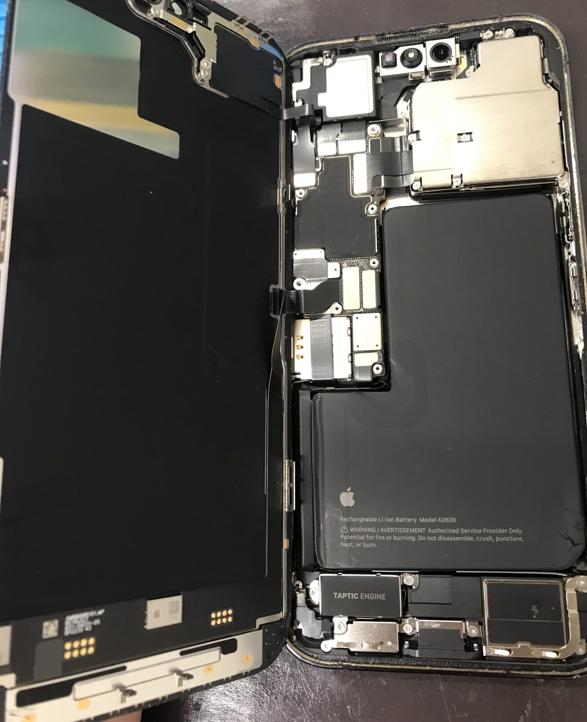 バッテリー交換のためiPhone 14 Pro Maxを分解し基板と液晶を分離している状態