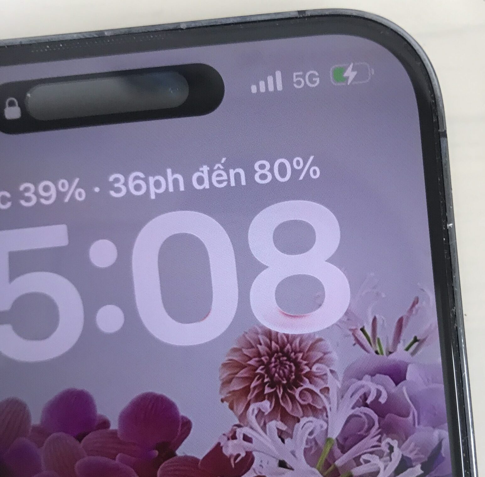 バッテリー交換後のiPhone 14 Pro Maxに充電マークが表示されている状態