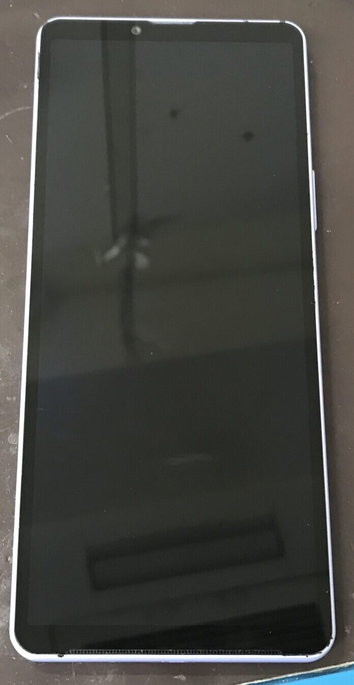 水没後に画面が真っ暗になったXperia 10 Vの修理前の状態