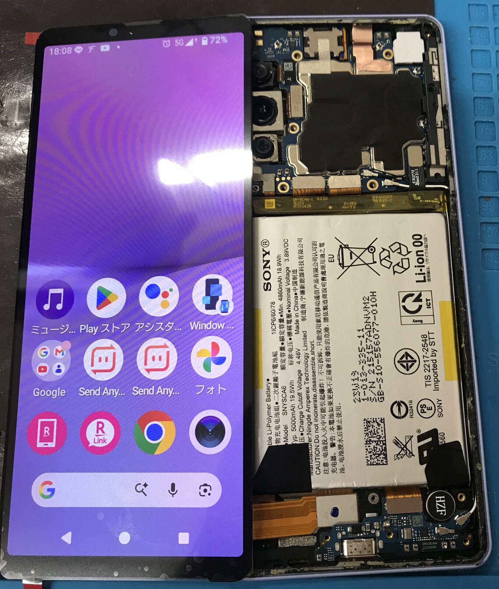 液晶を仮付けしてXperia 10 Vの起動を確認している状態