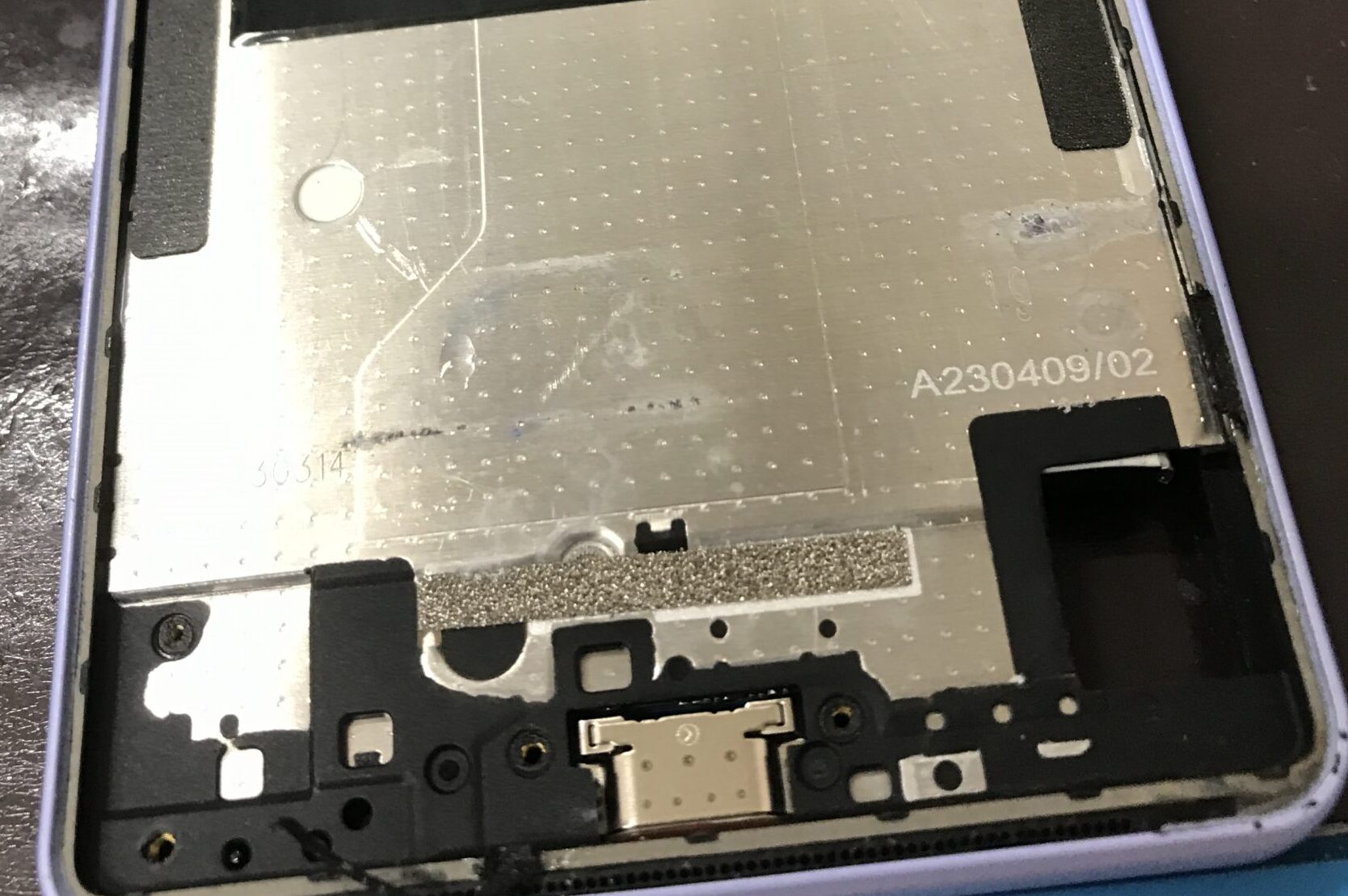Xperia 10 V本体の液晶側に発生していた腐食