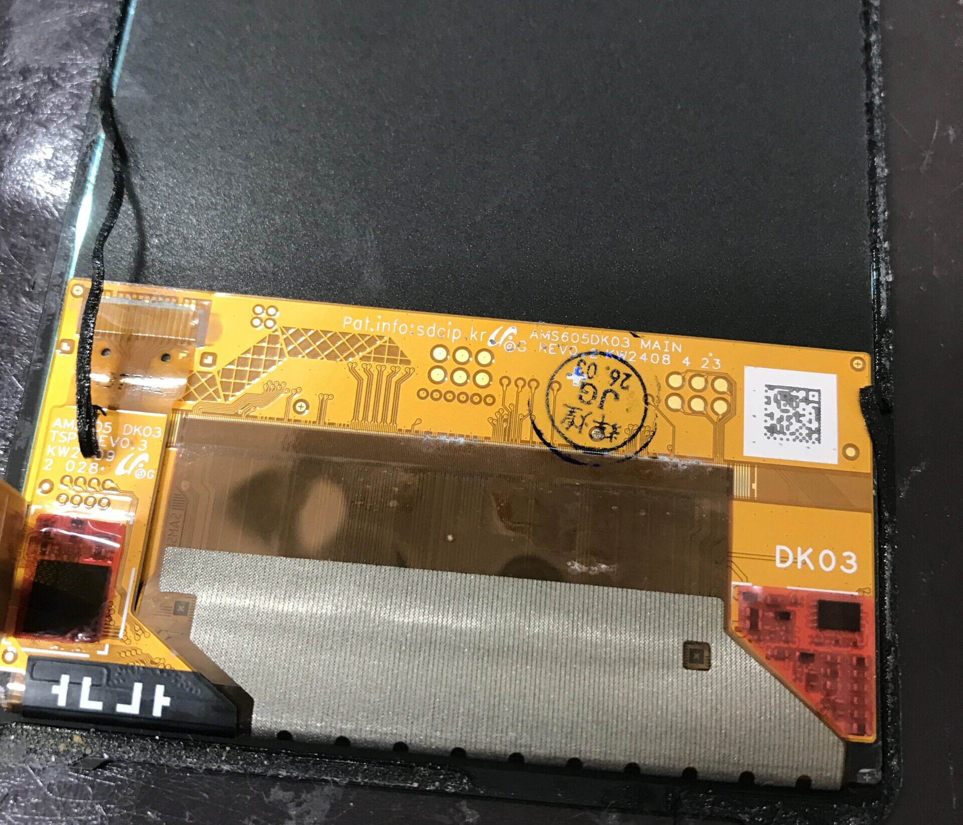 取り外したXperia 10 Vの液晶裏に見つかった腐食