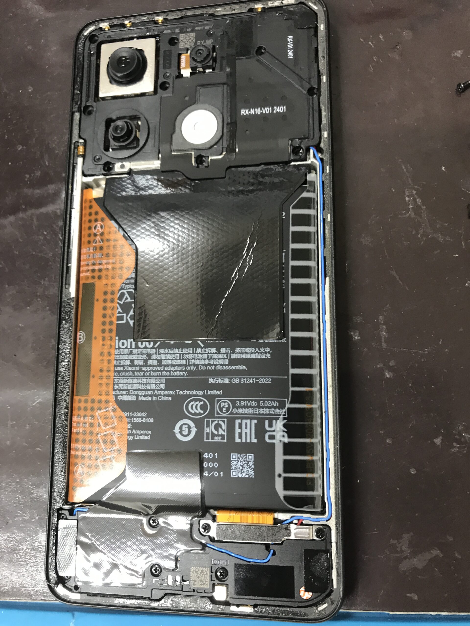 Redmi Note 13 Pro 5Gを分解してバッテリーを確認している修理中の状態